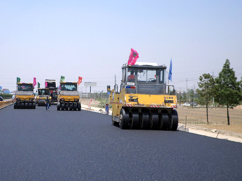 膠輪壓路機(jī)